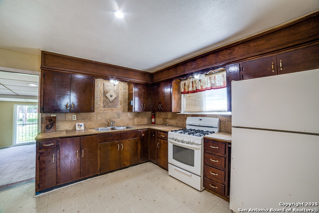 Image 10 of 30 For 606 Baetz Blvd W