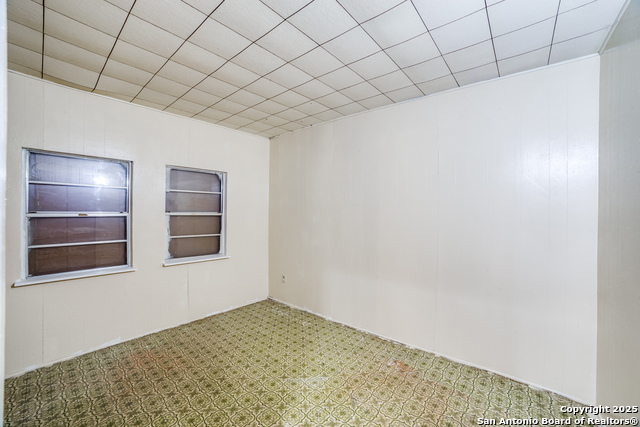Image 12 of 30 For 606 Baetz Blvd W