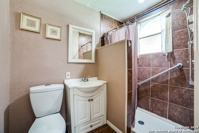 Image 13 of 30 For 606 Baetz Blvd W