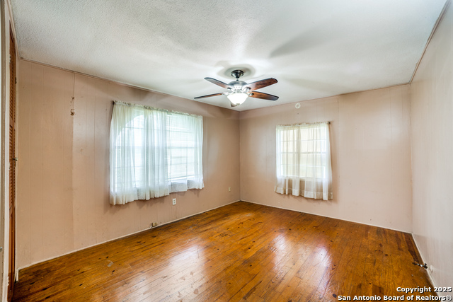 Image 14 of 30 For 606 Baetz Blvd W