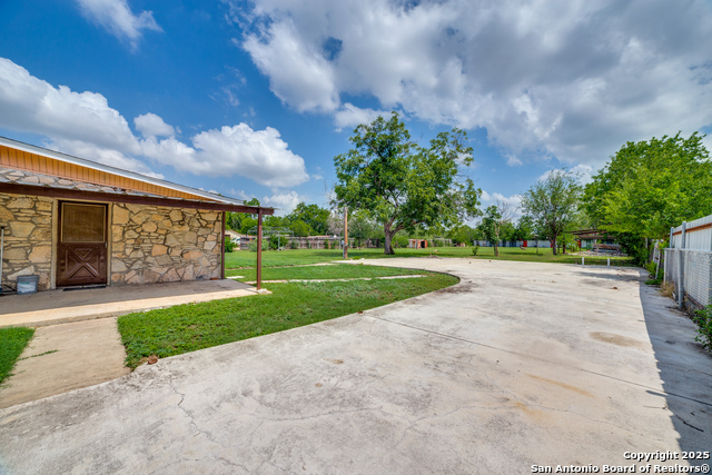 Image 20 of 30 For 606 Baetz Blvd W