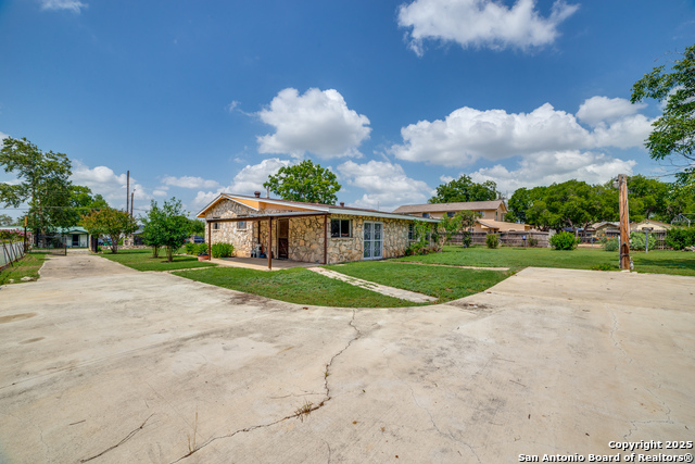 Image 21 of 30 For 606 Baetz Blvd W