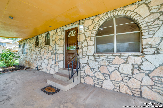 Image 4 of 30 For 606 Baetz Blvd W