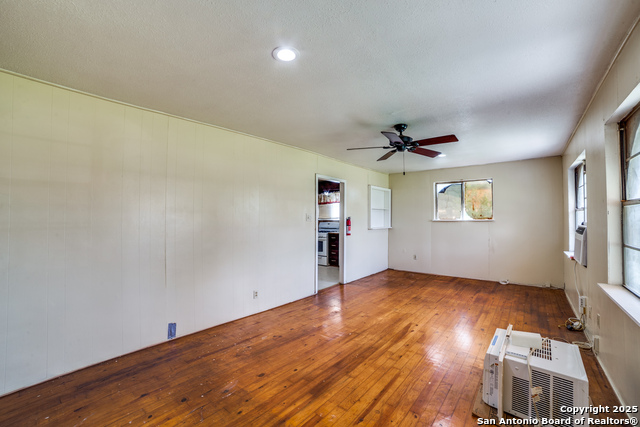 Image 6 of 30 For 606 Baetz Blvd W
