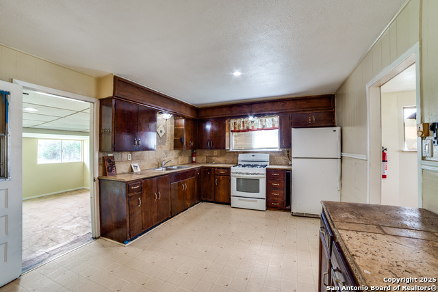Image 8 of 30 For 606 Baetz Blvd W
