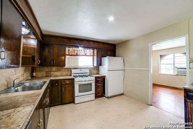 Image 9 of 30 For 606 Baetz Blvd W