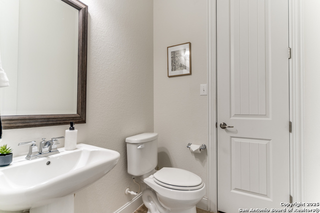 Listing photo id 24 for 233 Branson Falls