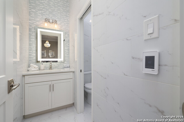 Listing photo id 25 for 19727 La Sierra Blvd
