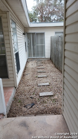 Listing photo id 3 for 7120 Larksong
