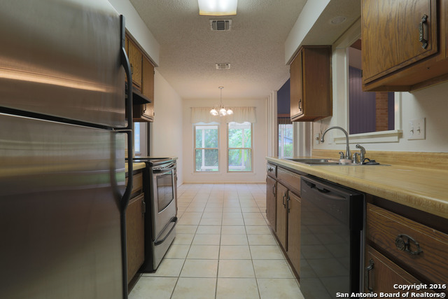 Listing photo id 9 for 9218 Woodheather