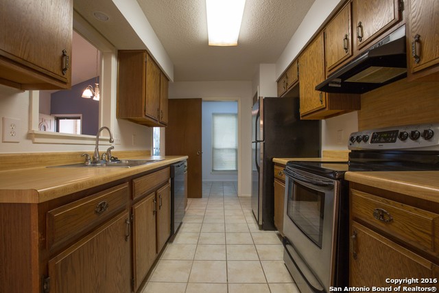 Listing photo id 5 for 9218 Woodheather