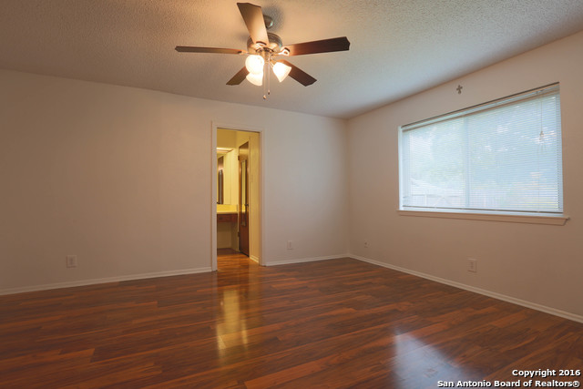 Listing photo id 6 for 9218 Woodheather