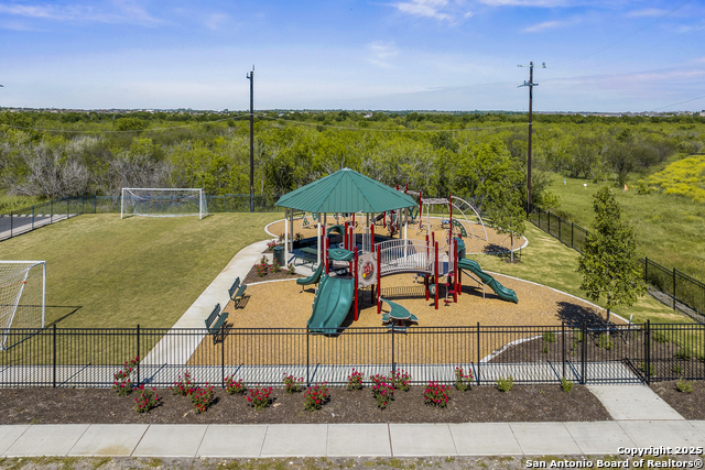 Listing photo id 4 for 9427 Crestway Road