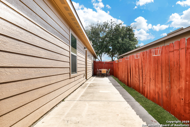 Listing photo id 19 for 6626 Luckey Tree