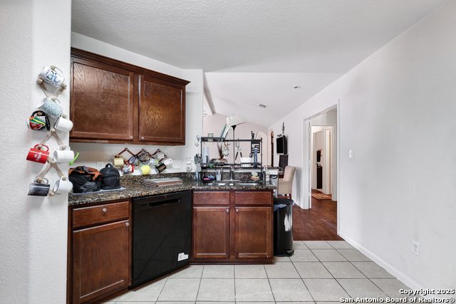 Listing photo id 3 for 6626 Luckey Tree
