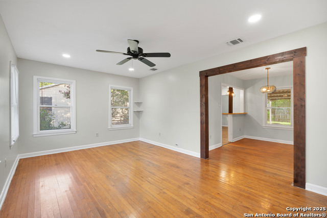 Listing photo id 2 for 2025 W Hermosa
