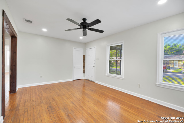 Listing photo id 3 for 2025 W Hermosa