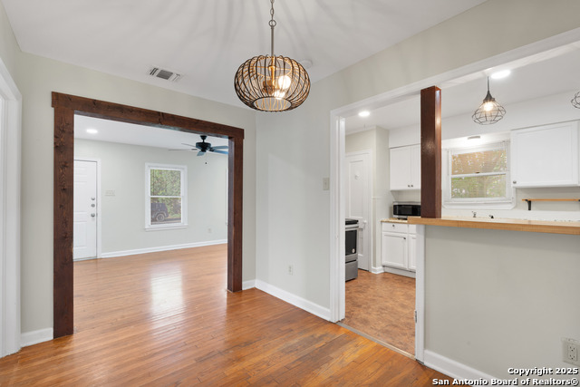 Listing photo id 5 for 2025 W Hermosa