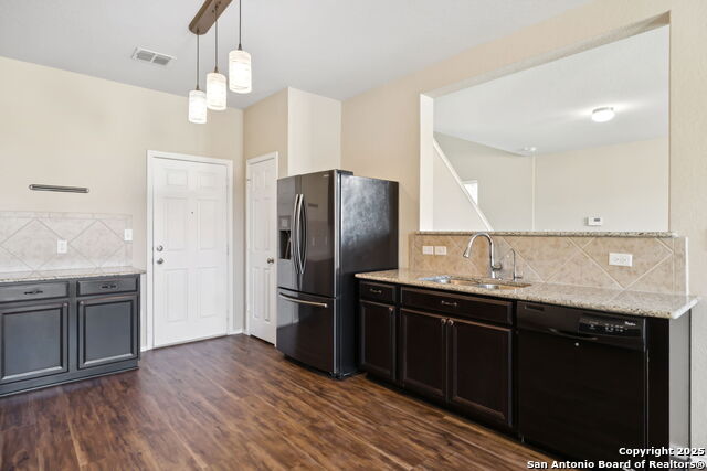 Listing photo id 9 for 407 Harvest Pt