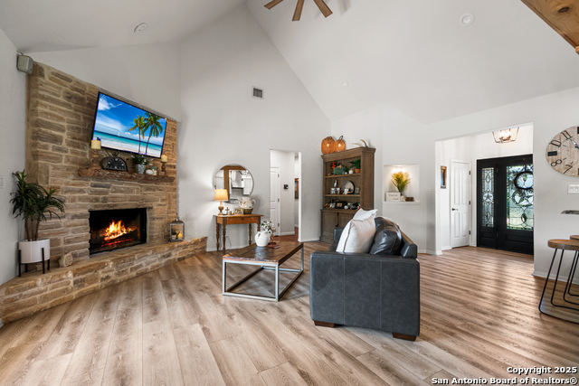 Listing photo id 1 for 131 Rio Frio