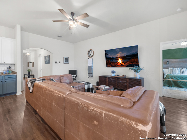 Listing photo id 13 for 6321 Daisy Way