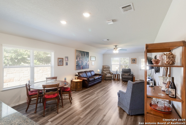 Listing photo id 4 for 8405 Lamus Wheel