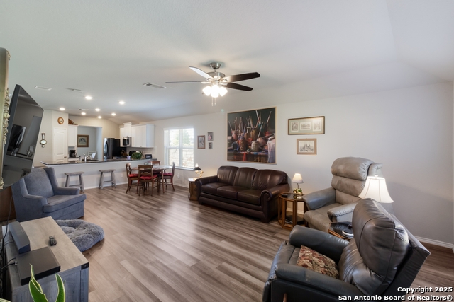Listing photo id 5 for 8405 Lamus Wheel