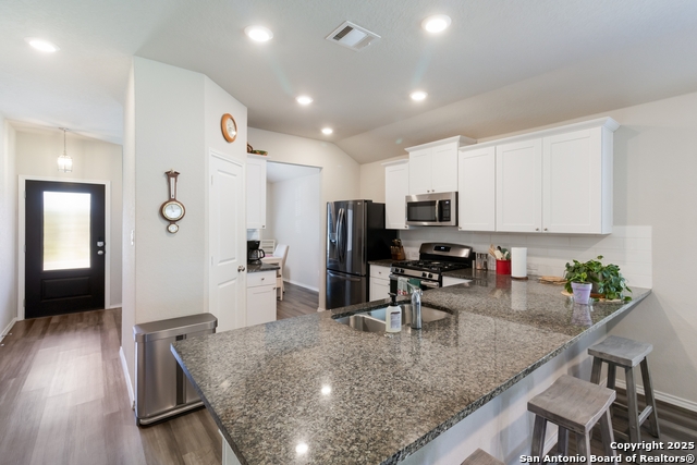 Listing photo id 6 for 8405 Lamus Wheel