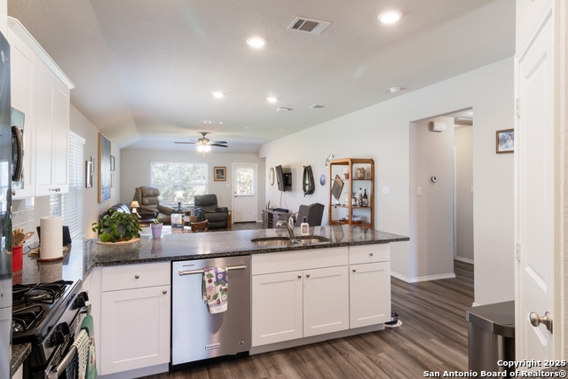 Listing photo id 7 for 8405 Lamus Wheel