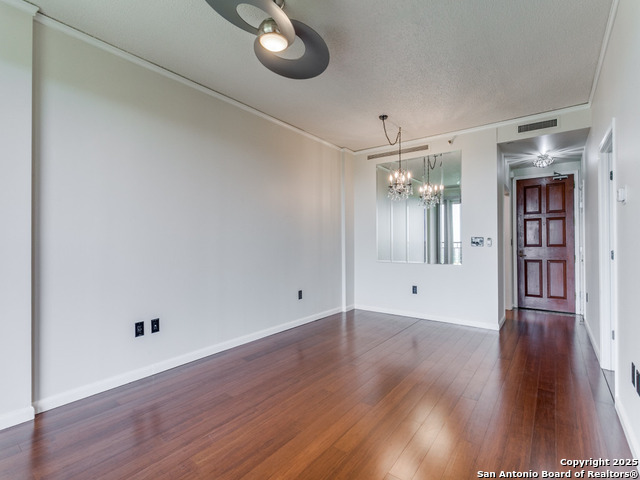 Listing photo id 2 for 1 Towers Park  1803