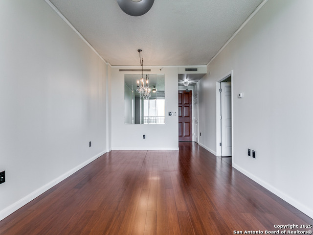 Listing photo id 3 for 1 Towers Park  1803