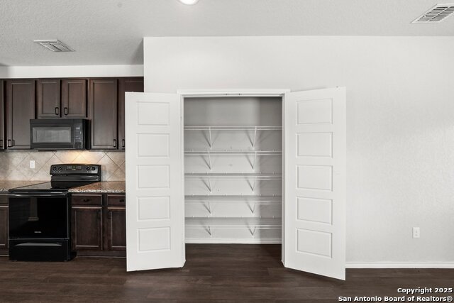 Listing photo id 10 for 7314 Birch Stage