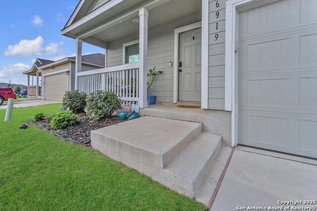 Listing photo id 3 for 6919 Pail Place