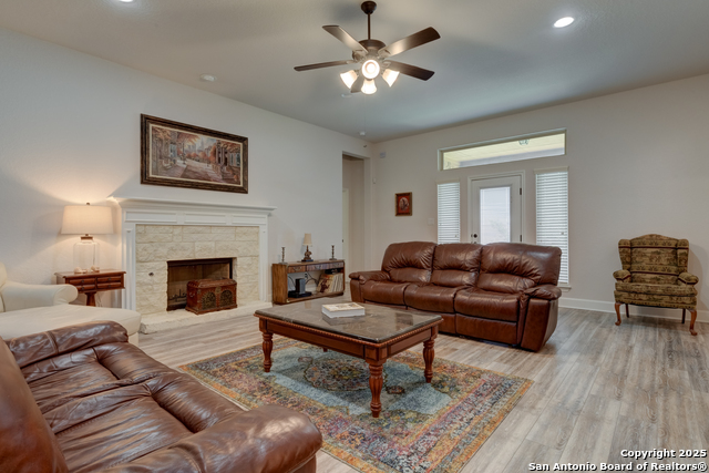 Listing photo id 13 for 28914 Throssel