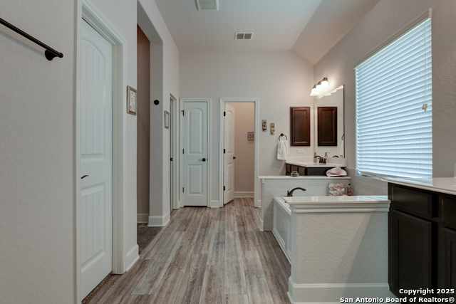 Listing photo id 19 for 28914 Throssel