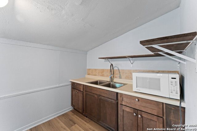 Image 5 of 11 For 2503 Houston St W