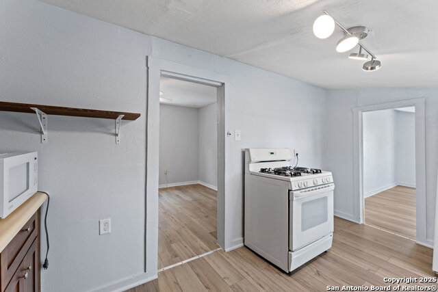 Image 6 of 11 For 2503 Houston St W