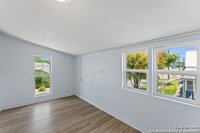 Image 7 of 11 For 2503 Houston St W