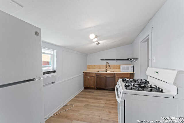 Image 8 of 11 For 2503 Houston St W