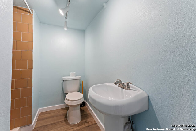 Image 9 of 11 For 2503 Houston St W