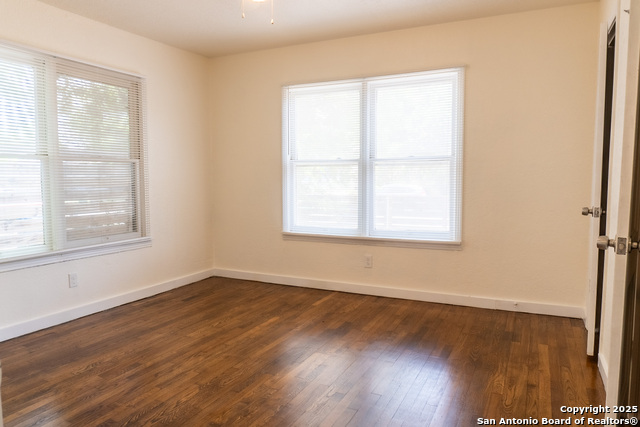 Listing photo id 10 for 1803 Burnet  
