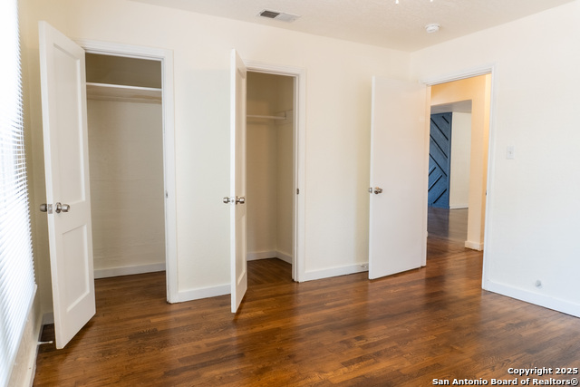 Listing photo id 11 for 1803 Burnet  