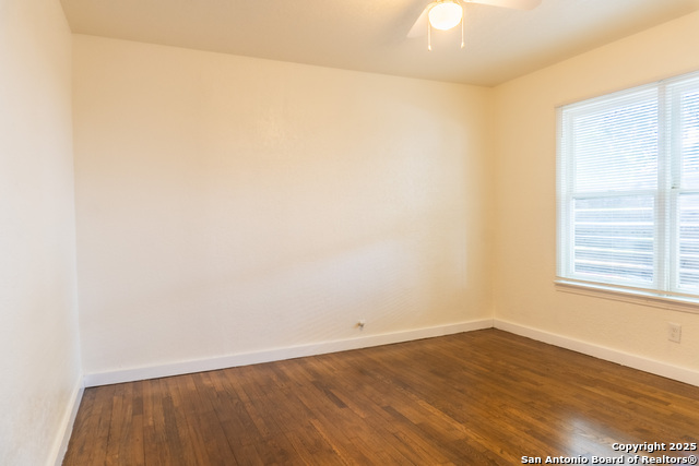 Listing photo id 13 for 1803 Burnet  