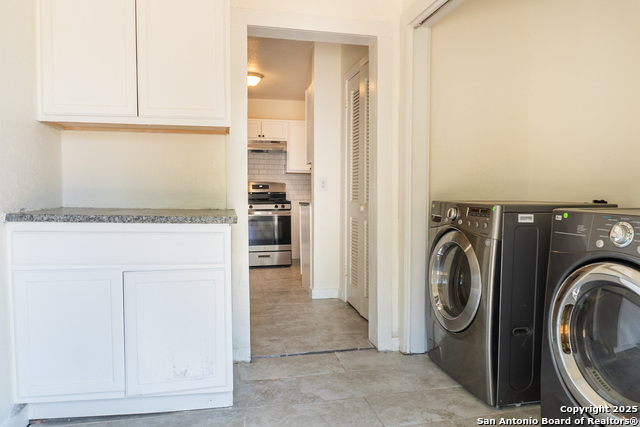 Listing photo id 14 for 1803 Burnet  