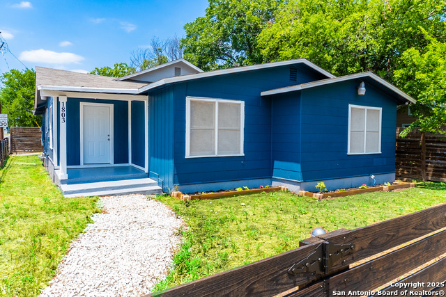 Listing photo id 15 for 1803 Burnet  
