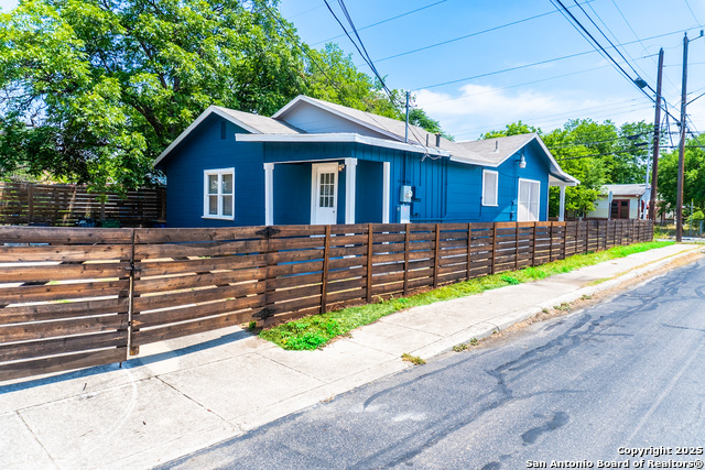 Listing photo id 16 for 1803 Burnet  