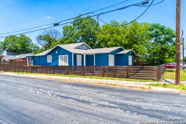 Listing photo id 17 for 1803 Burnet  