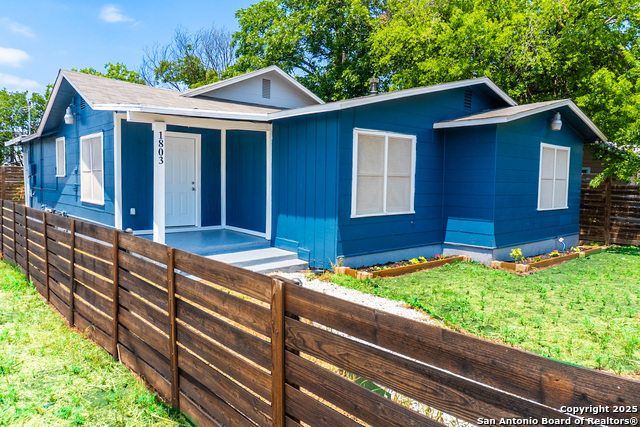 Listing photo id 0 for 1803 Burnet  
