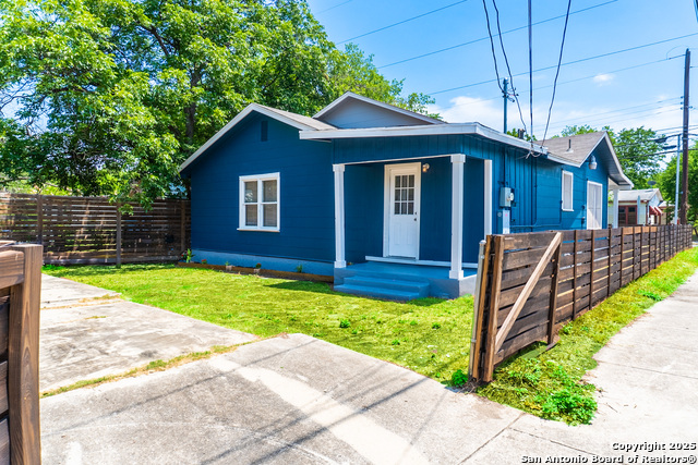 Listing photo id 18 for 1803 Burnet  
