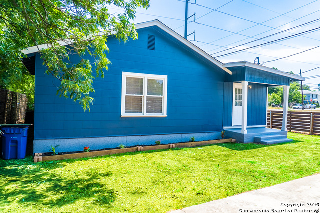 Listing photo id 19 for 1803 Burnet  